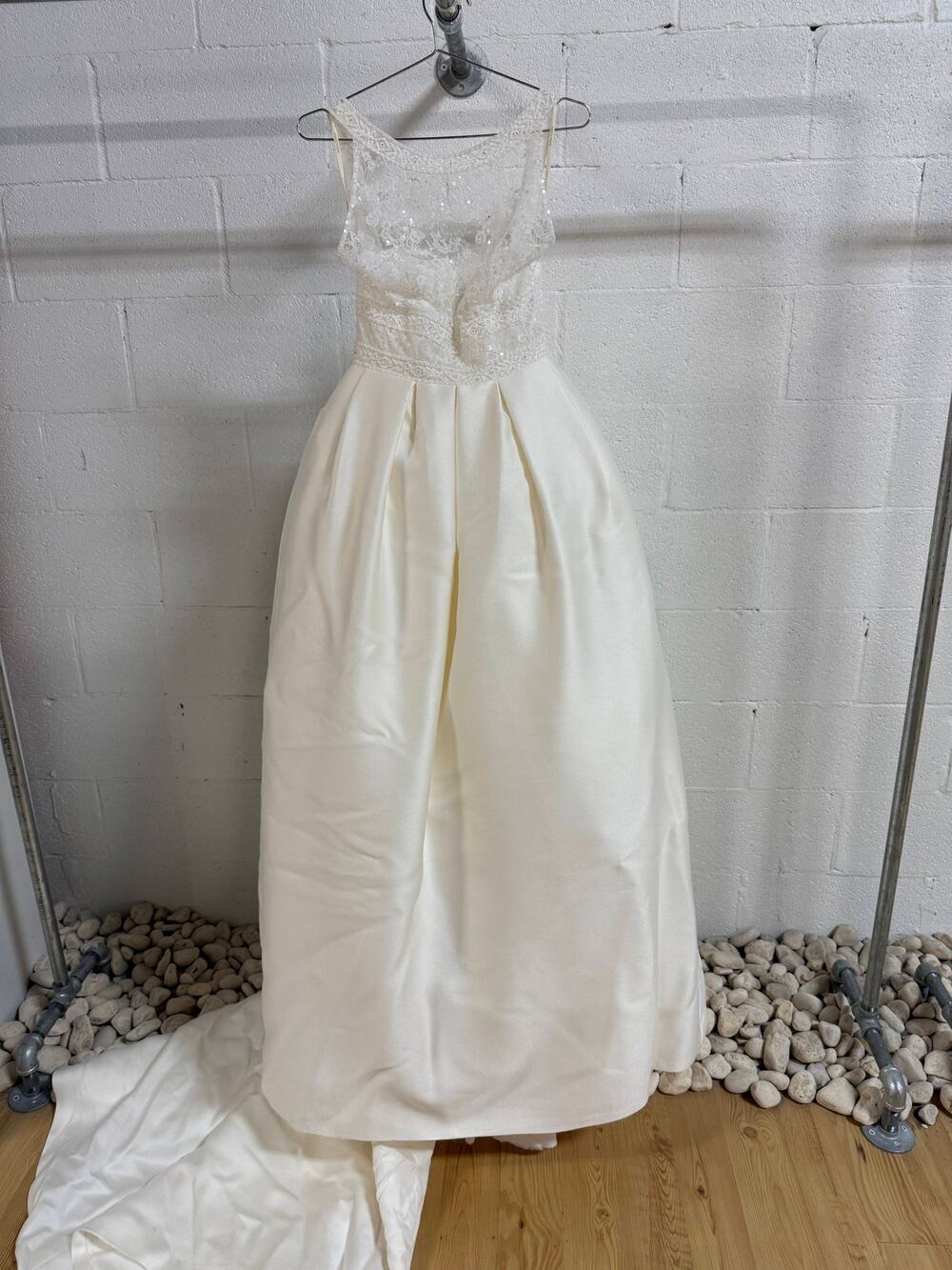 Rosa Lace Clara Boatneck Embroidered Satin Skirt Wedding Dress Ivory w/ Veil